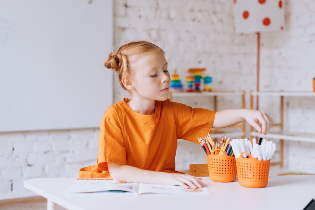 jeune fille qui prend un crayon