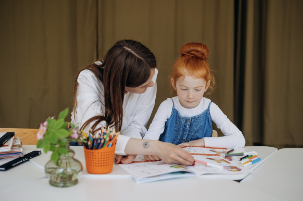 maman accompagne son enfant pour lire consigne
