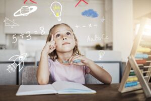 jeune fille en train d'apprendre ses cours à son bureau