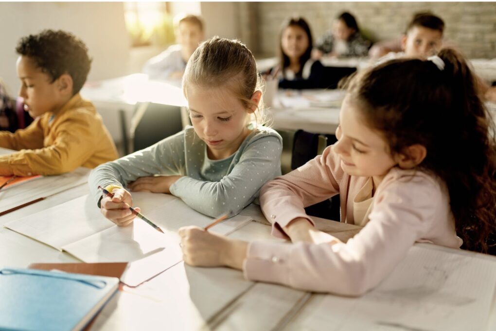 enfants travaillant dans une classe dans la joie