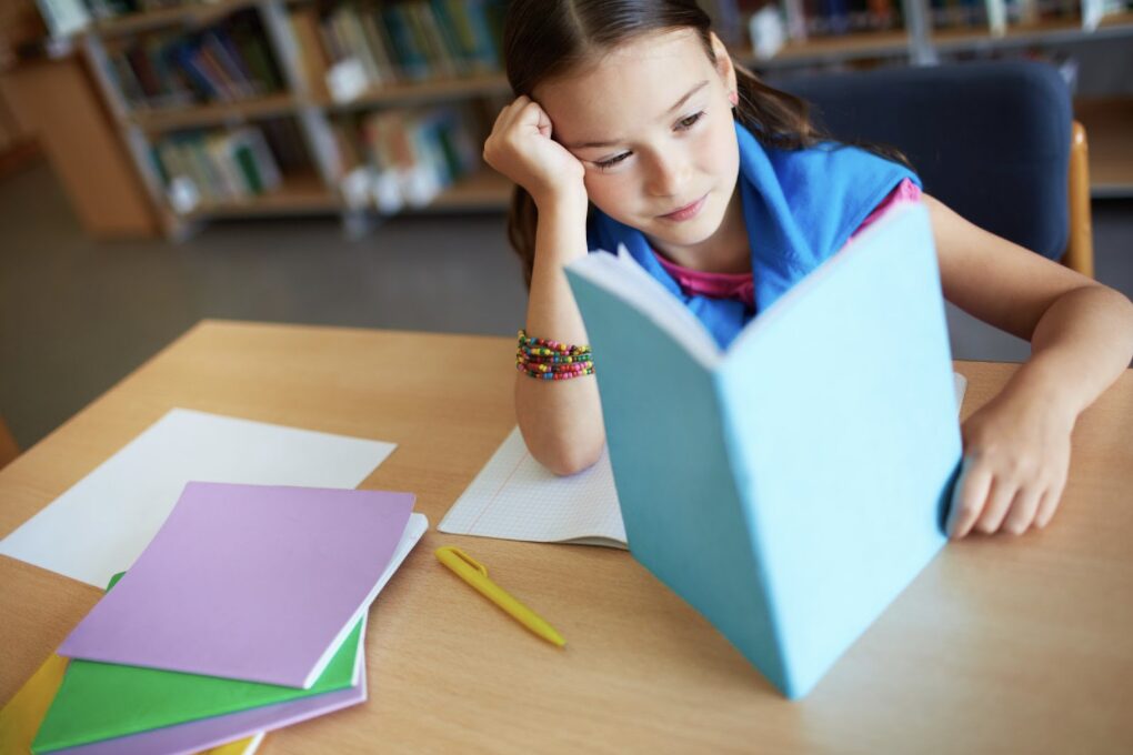 enfant en train de lire un livre