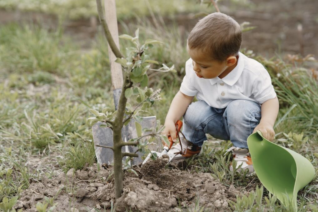 enfant en train de faire du jardinage