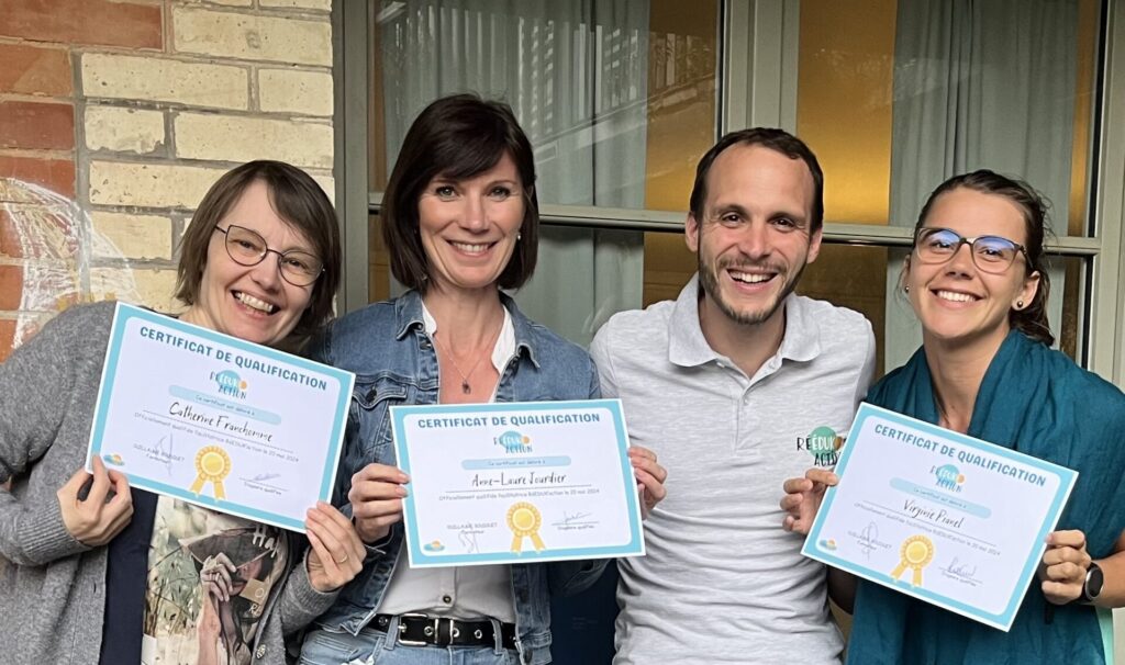 professionnels tenant leur diplôme en main