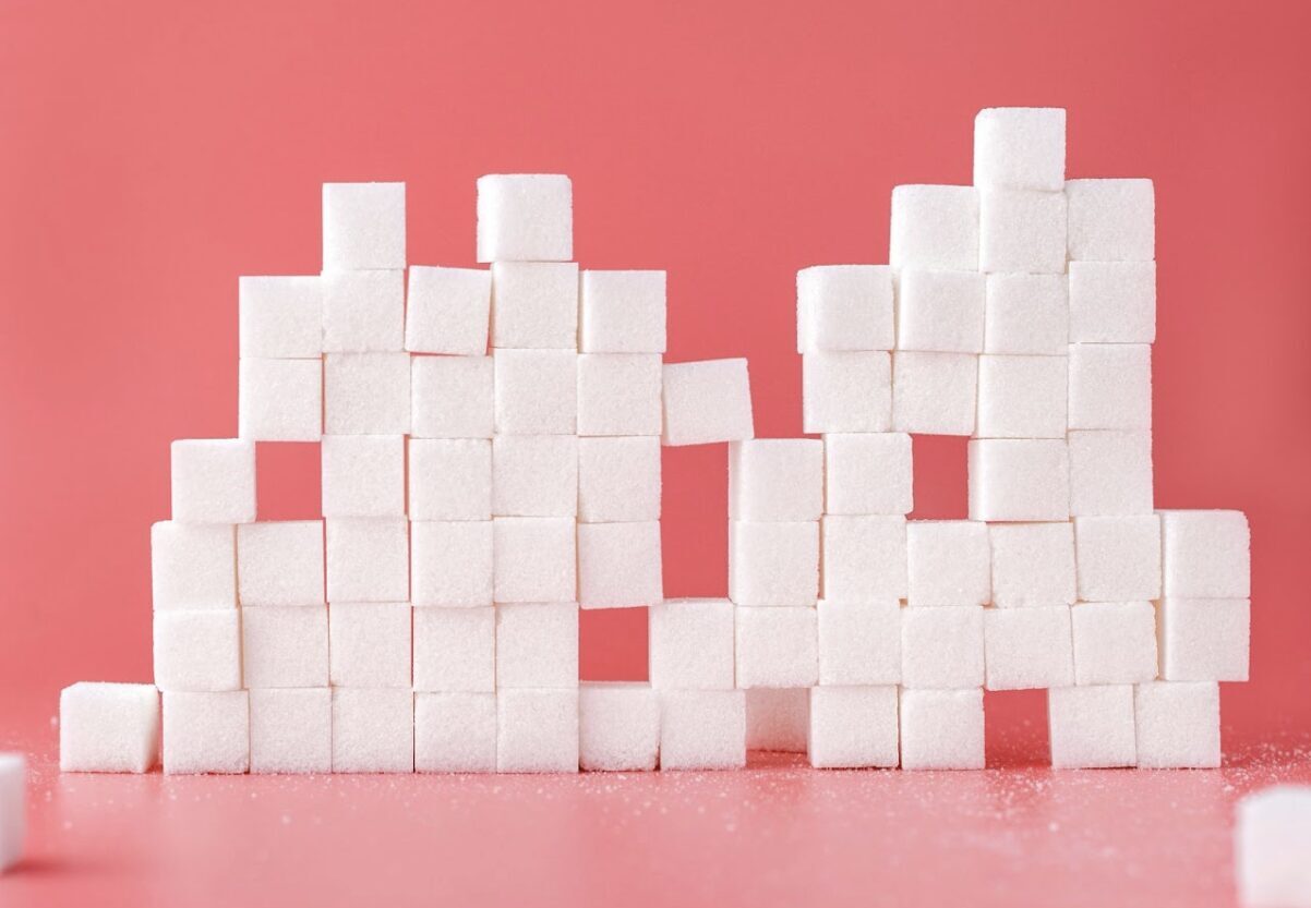 morceaux de sucre empilés sur une table