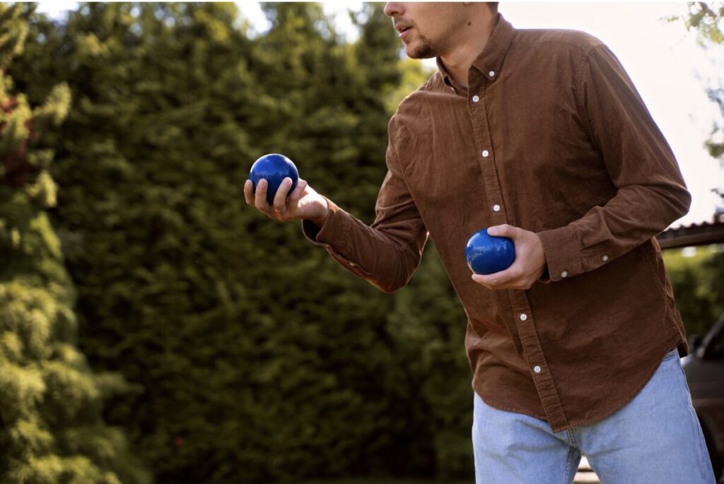 Homme en train de se préparer à lancer des boules