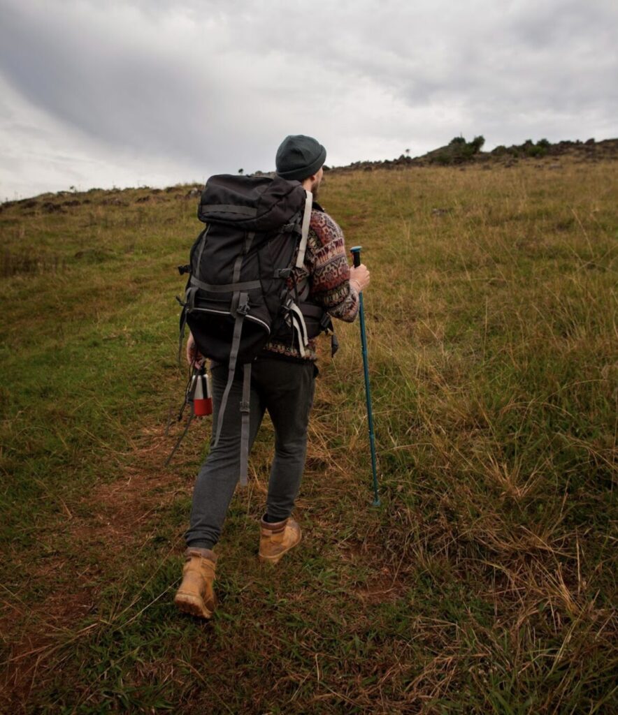 homme en train de marcher dans la nature