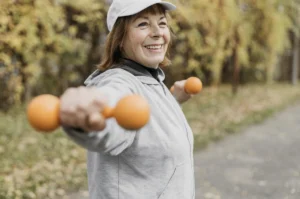 senior en train de faire des exercices de fitness