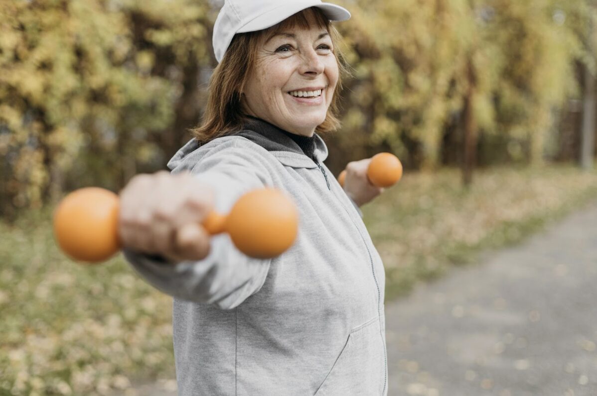 senior en train de faire des exercices de fitness