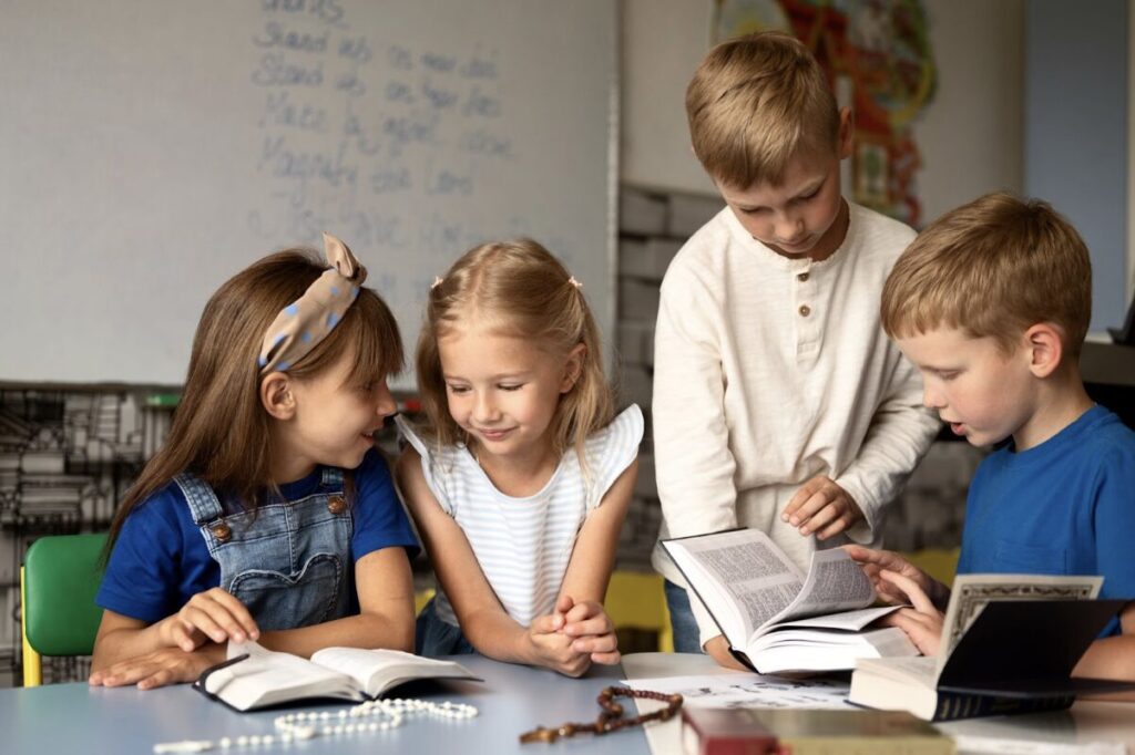 groupe d'enfants en train de travailler seuls et dans la joie
