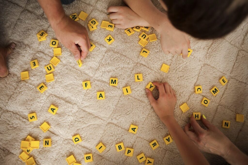 enfants en train de jouer à un jeu de lettres avec des pièces jaunes