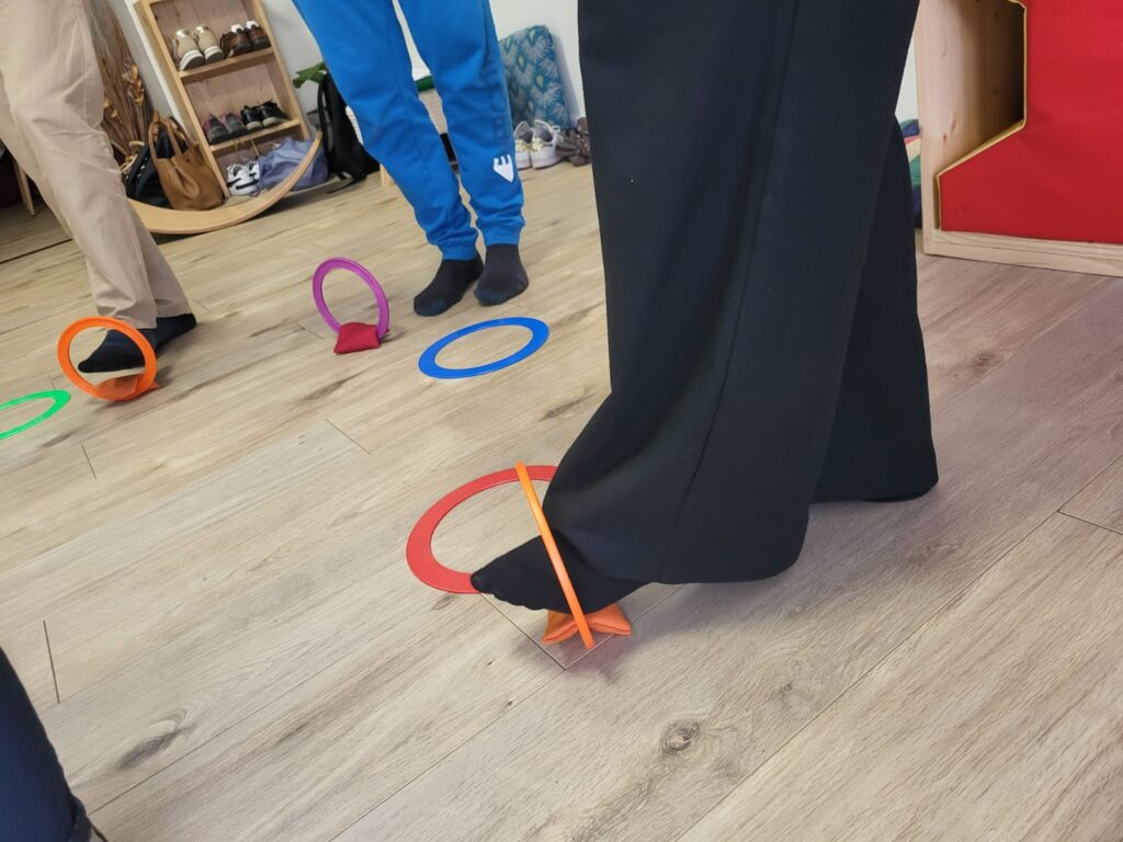 Personne mettant son pied dans un anneau