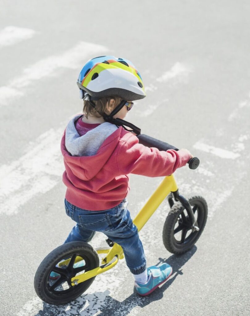 enfant sur son vélo sans pédales
