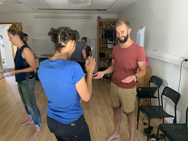 deux personnes en train de faire un exercice ludique avec un sac lesté