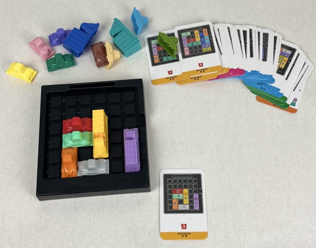 Jeu avec un plateau, des cartes et des voitures à déplacer
