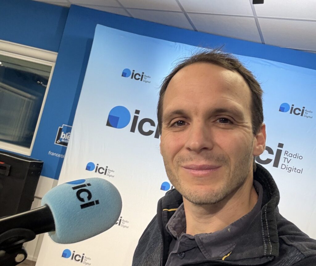 Guillaume Bousquet dans les studios de la radio Ici Occitanie