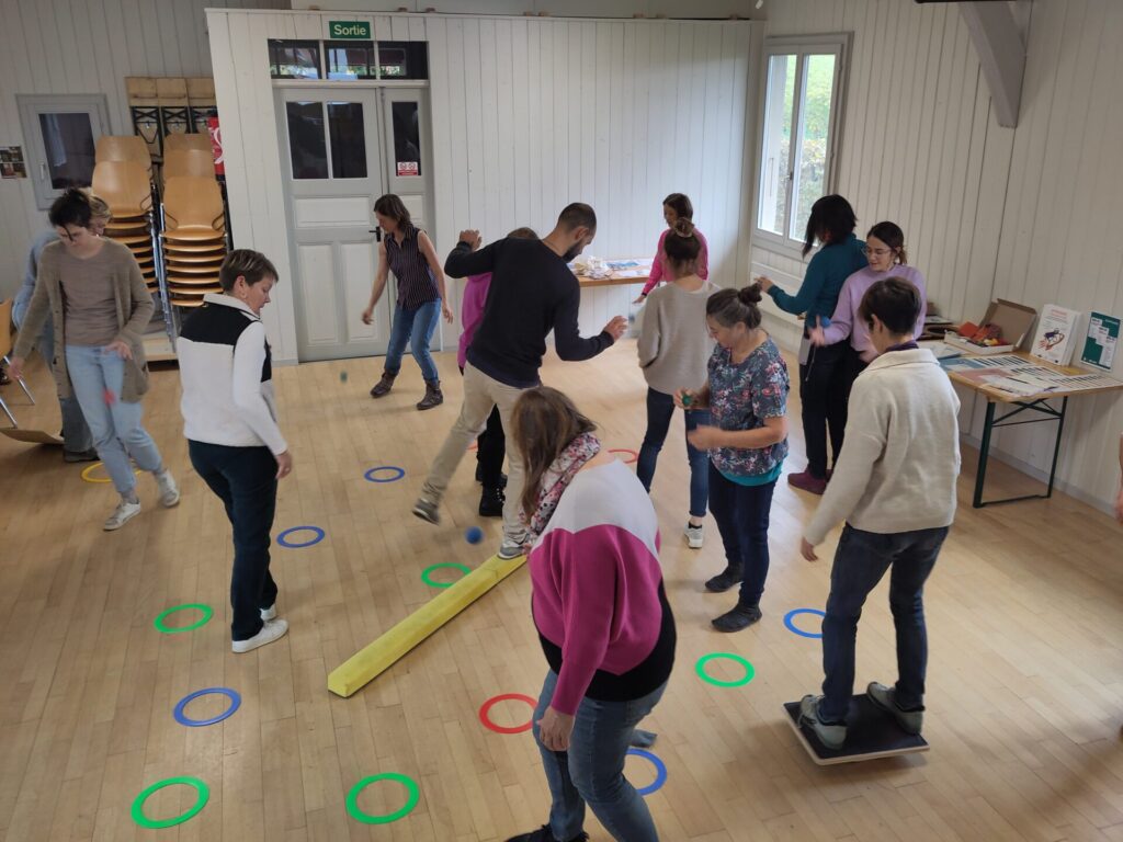 adultes en train d'expérimenter des exercices de neuromotricité pour dynamiser les performances cognitives