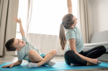 Une maman et son fils en train de faire des mouvements simples pour activer leur corps et être au top de leurs facultés physiques et cognitives