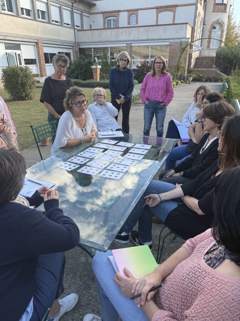 Stagiaires en train de découvrir une activité ludique et dynamique pour accompagner le bien-être cognitif des séniors, activités de langage, ancrage spatial, mémoire