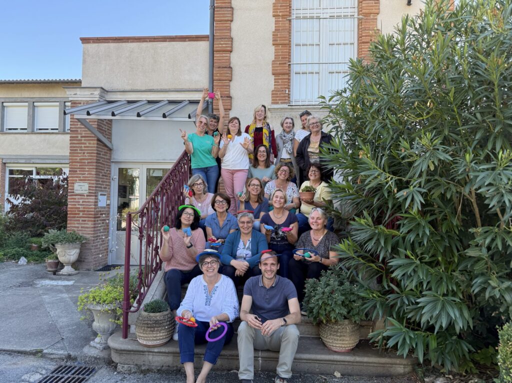 Photo du groupe des stagiaires et formateurs du stage senior' action pour former les personnes qui interviennent auprès des séniors dans le but d'accompagner leur bien-être cognitif