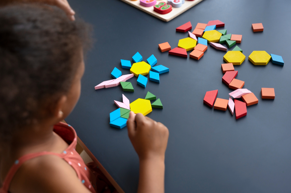 enfant qui fait une activité sensorielle sur les formes et les couleurs