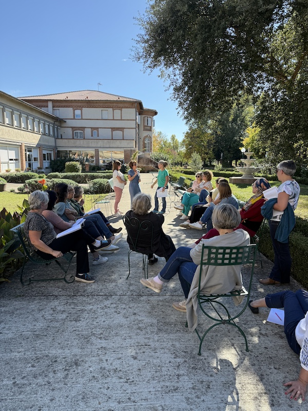 Stagiaires du stage senior'action en train de travailler sur des ateliers de présentation des outils pour les séniors pour améliorer le bien-être cognitif