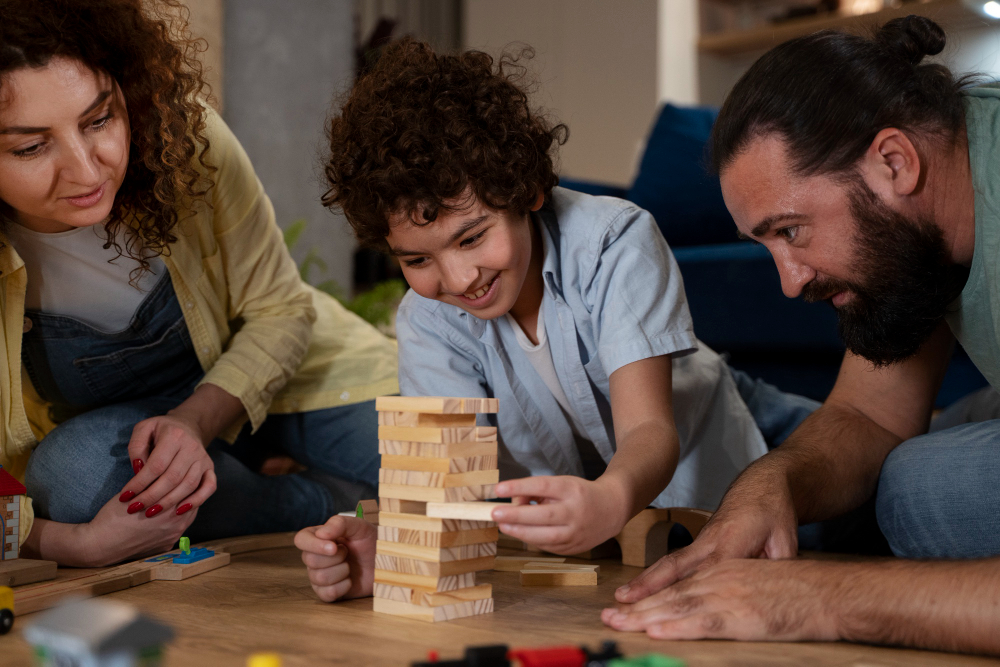 famille jouant à un jeu de société Kapla