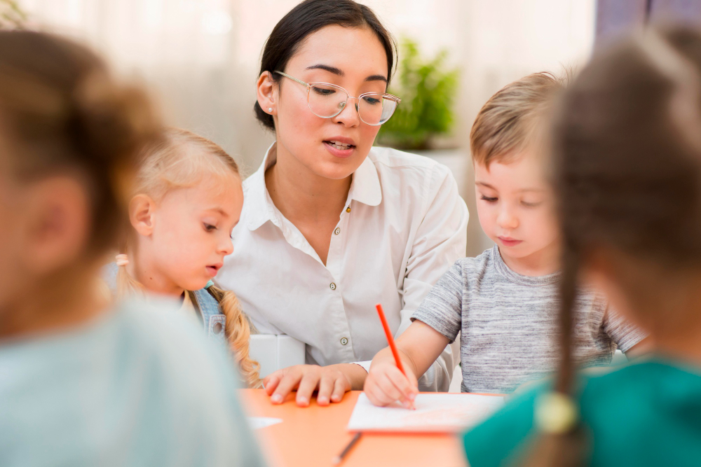 Une instit qui parle avec des enfants