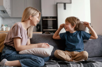 Une mère parle avec son fils. Sourire. Bien-être