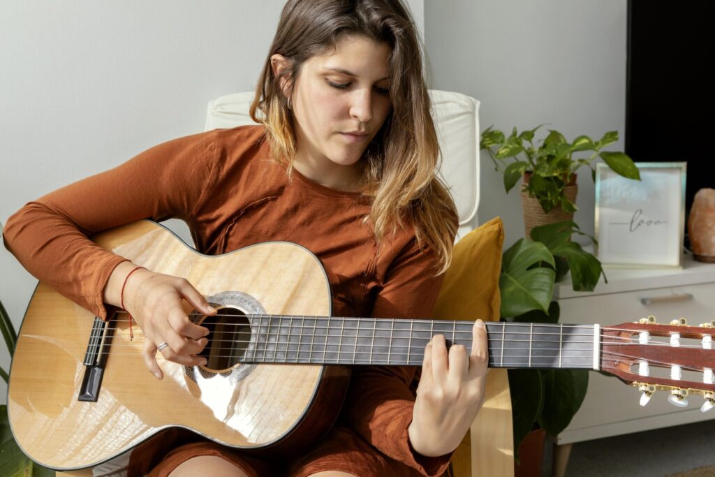 une femme adulte qui apprend à jouer de la guitare / Plasticité cérébrale