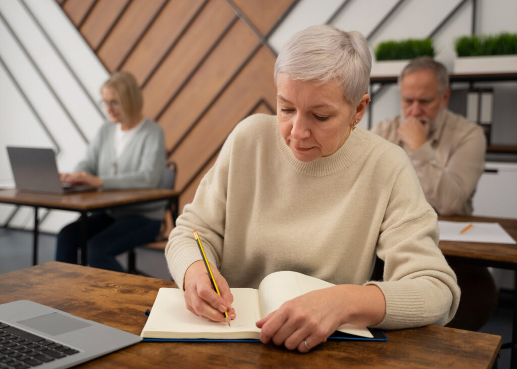 une dame d'une cinquantaine d'années apprend de nouvelles notions
