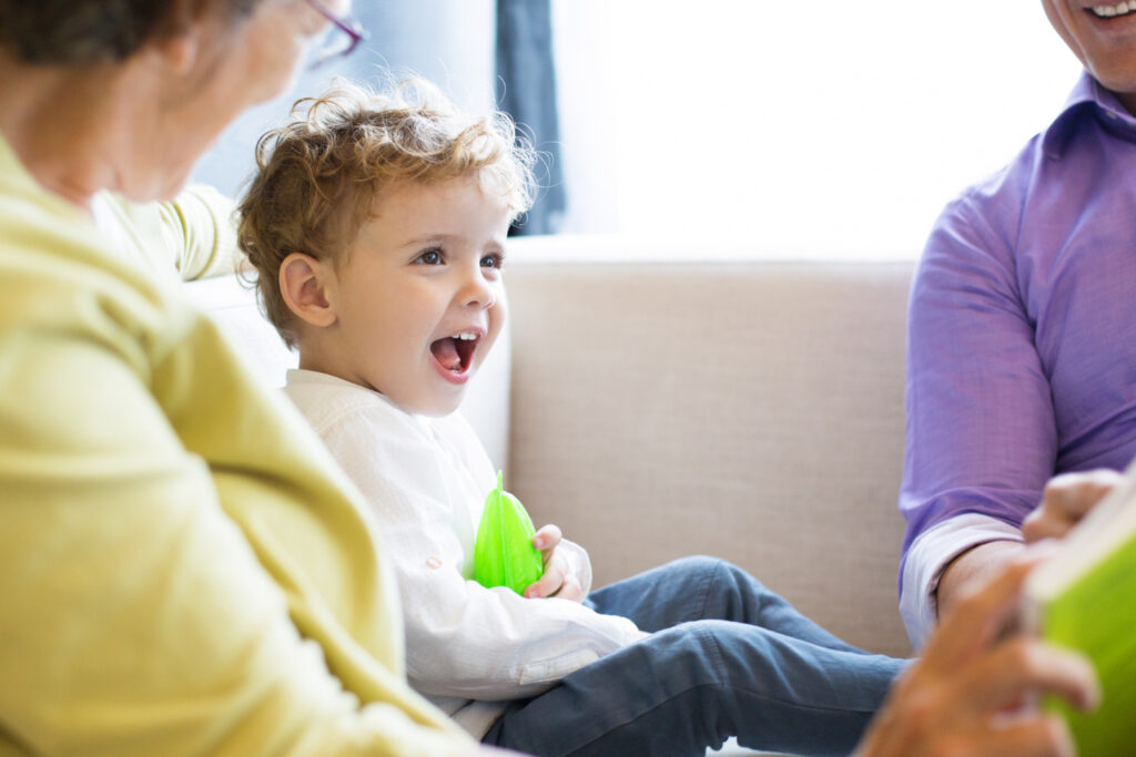 un enfantd e maternelle qui parle avec des adultes