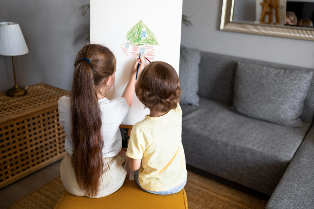deux enfants dessinent ensemble