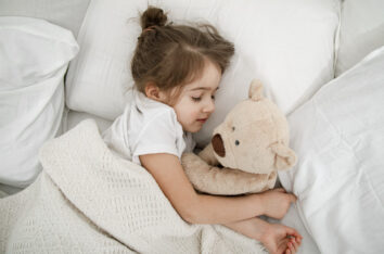 fillette qui dort dans son lit