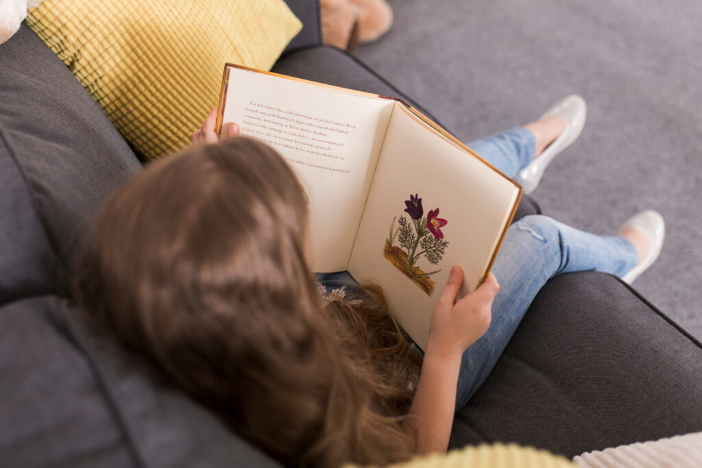 une enfant qui lit