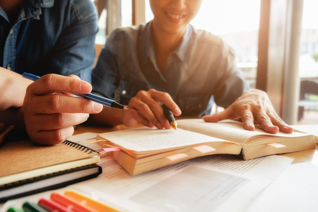 deux personnes apprentissage sur un livre étymologie