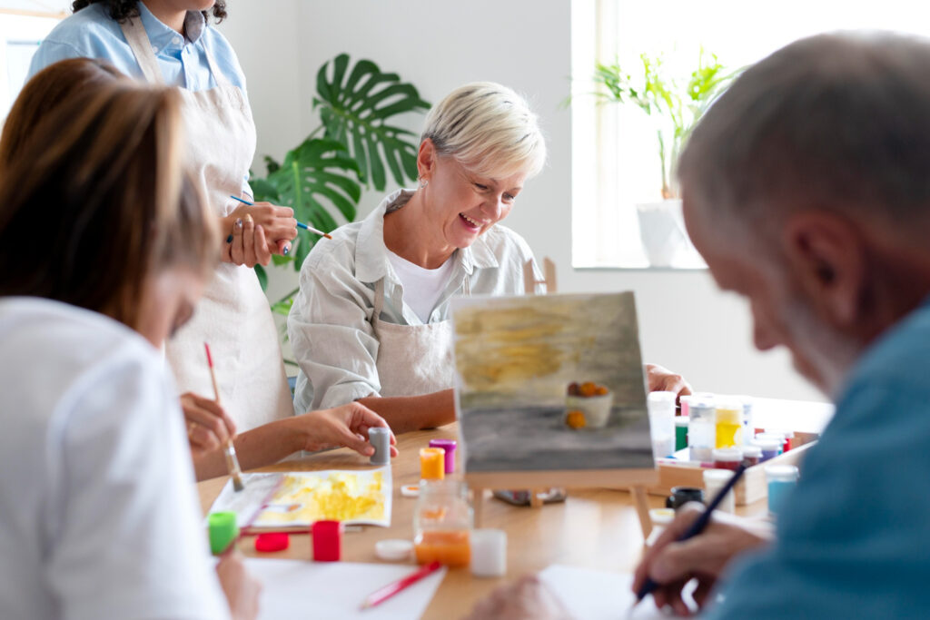 personnes seniors font de l'art peinture