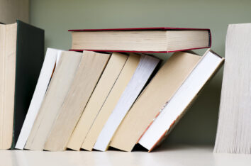 plusieurs livres empilées