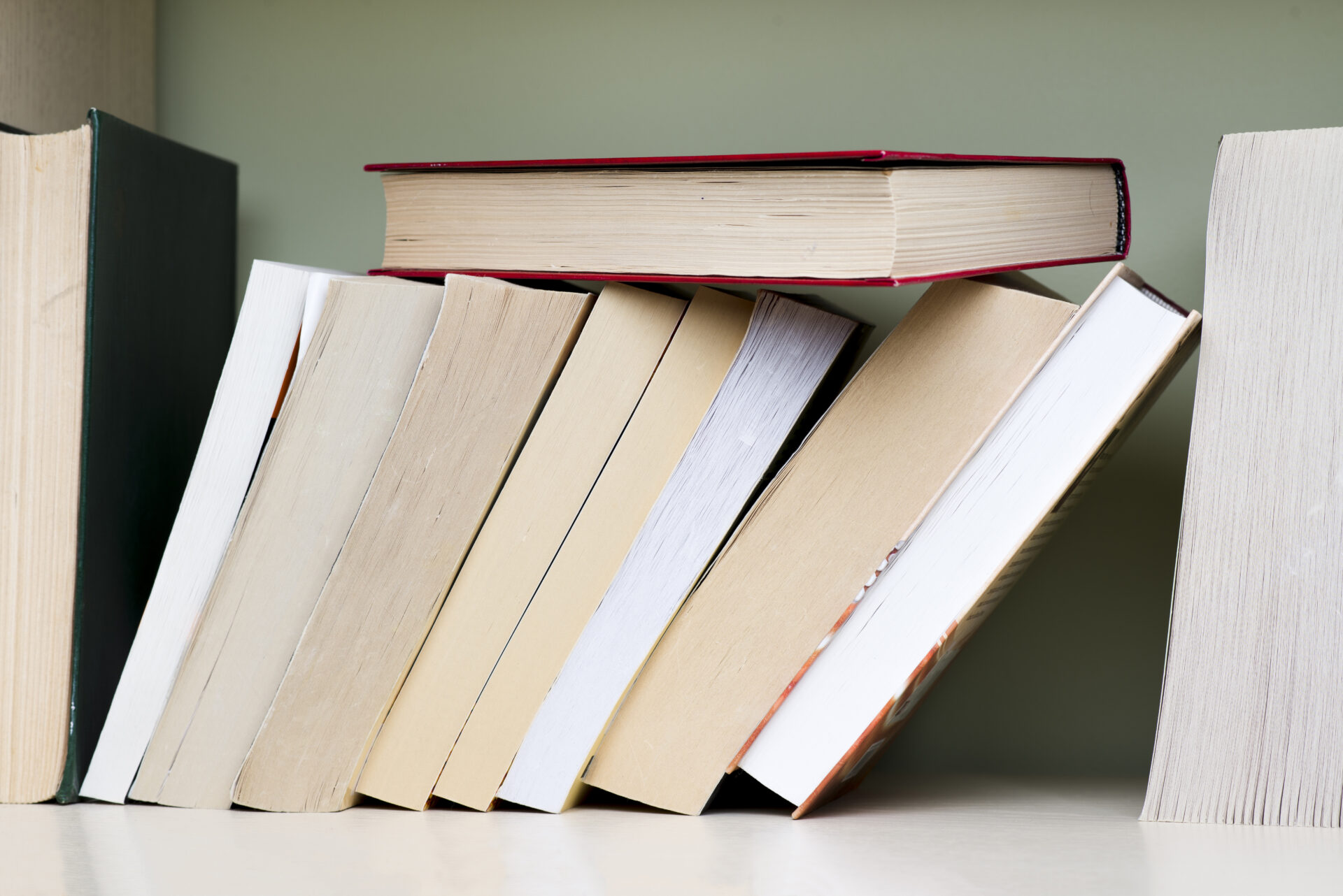 plusieurs livres empilées
