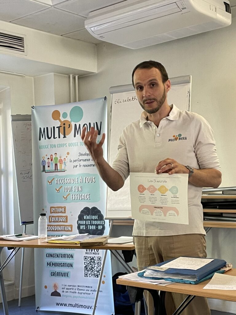 Guillaume Bousquet en train d'animer une formation pédagogique dans une école pour apporter des solutions aux difficultés d'apprentissage des élèves